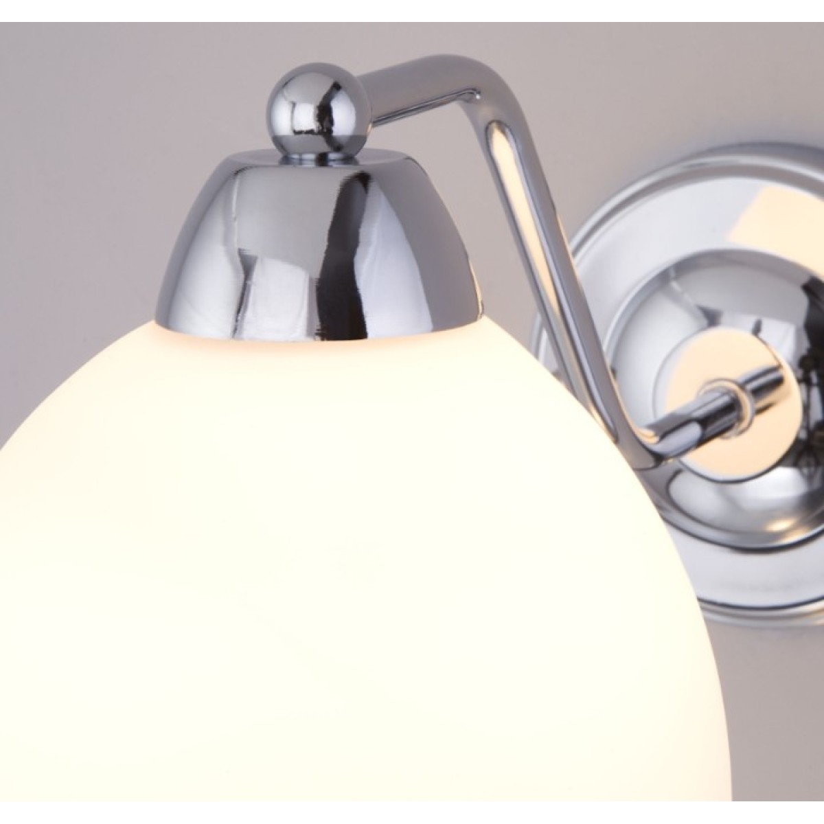 Бра со стеклянным плафоном